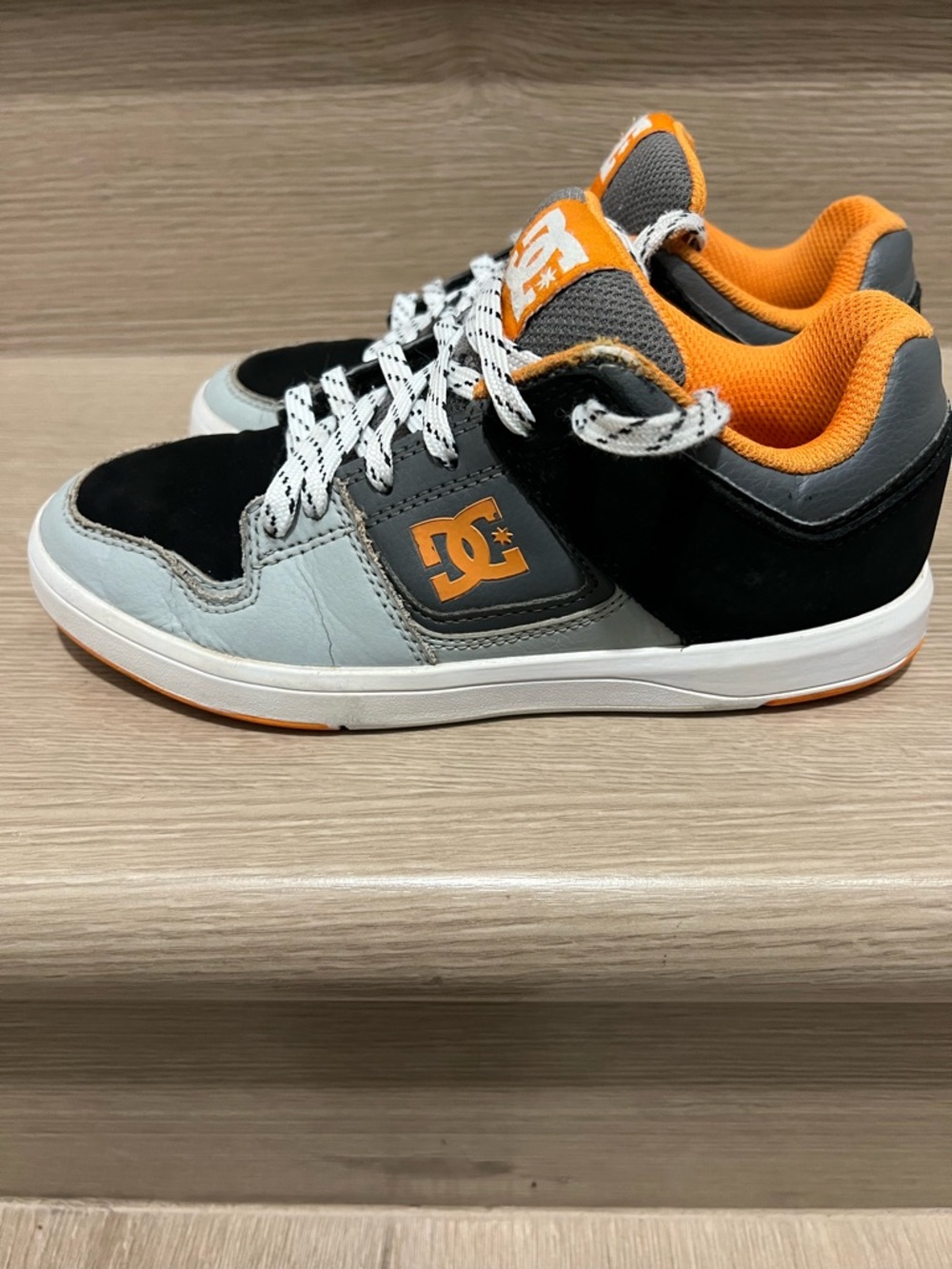 Cure Casual Low Top Boys Elastic Skate Shoes Sneakers Size 3.5 US Kids Youth